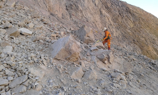 TRABAJOS VERTICALES DERRUMBE DE ROCAS POR RAPPEL TRABAJOS EN ALTURAS COLGADOS DE CUERDAS